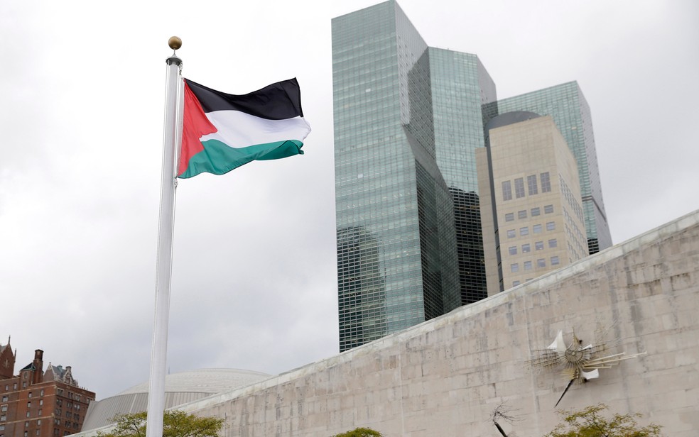 Bandeira da Palestina é hasteada na sede da ONU em NY — Foto: AP 