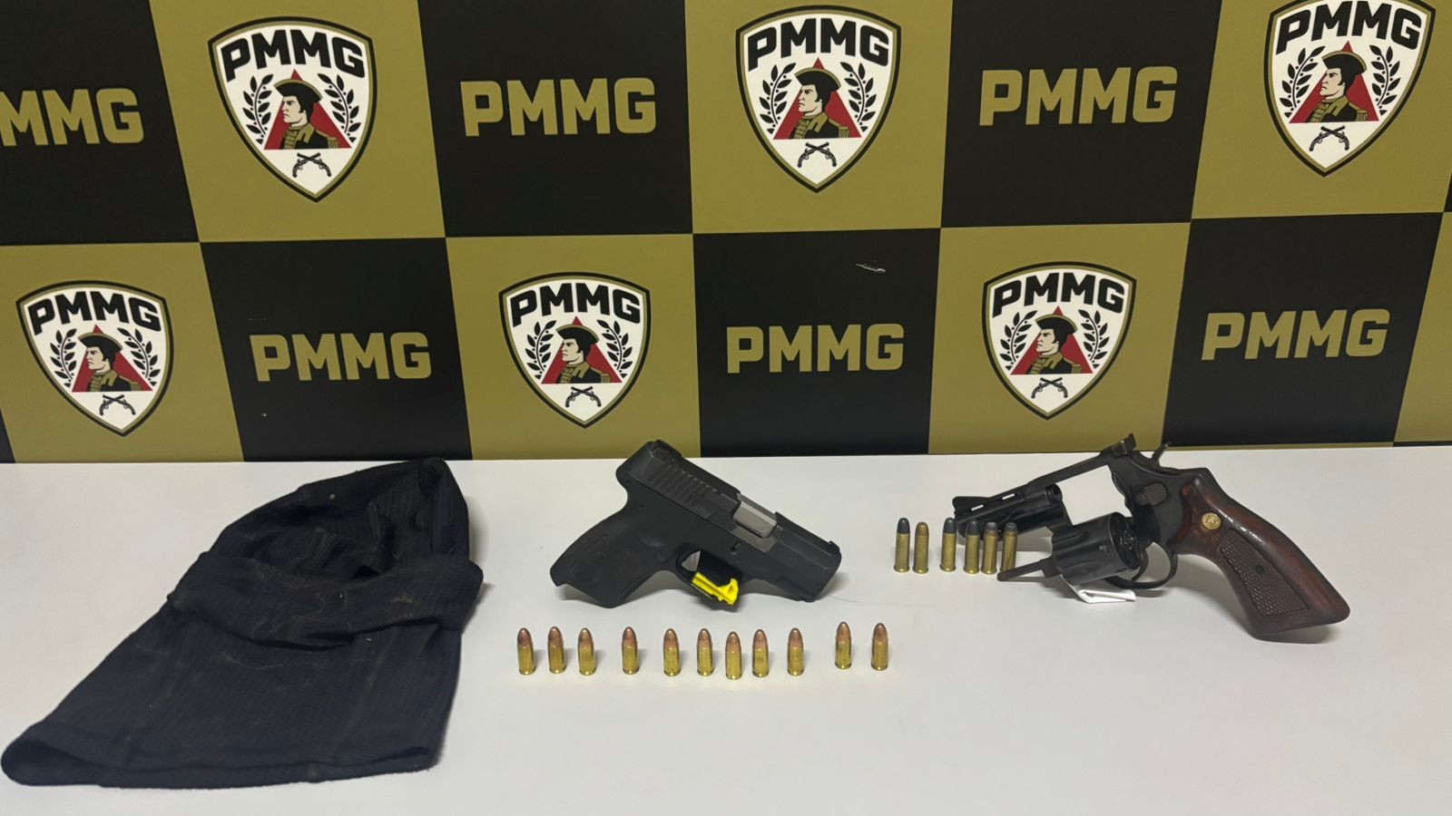 Dupla foge de abordagem em moto sem placa e é presa com armas em Arinos