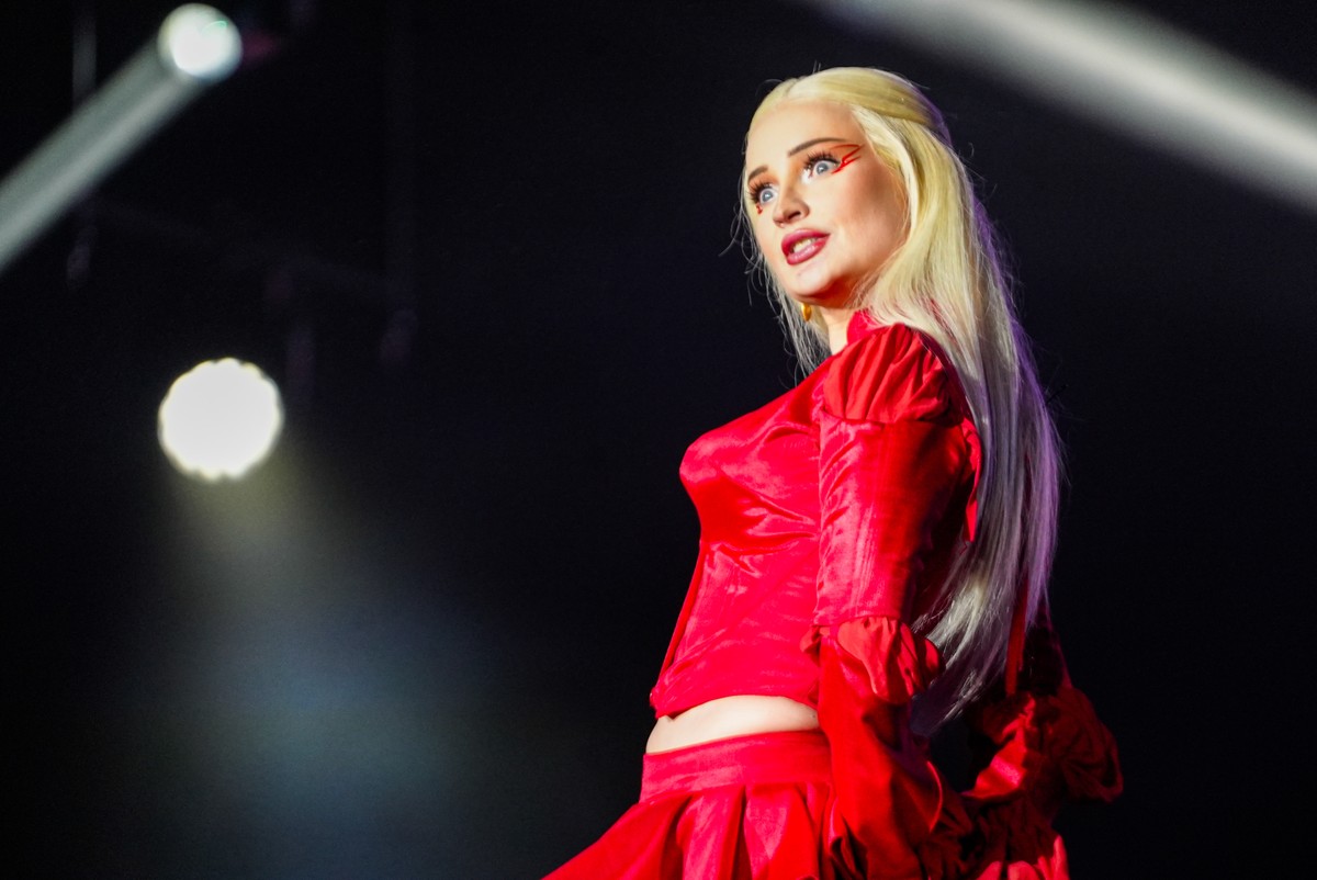 Kim Petras tries to turn The Town into a dance floor, but is ignored by Bruno Mars fans