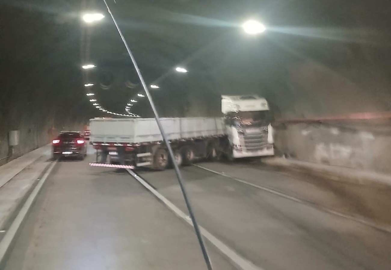 Carreta fica em 'L' dentro de túnel no Contorno Viário da Grande Florianópolis; VÍDEO