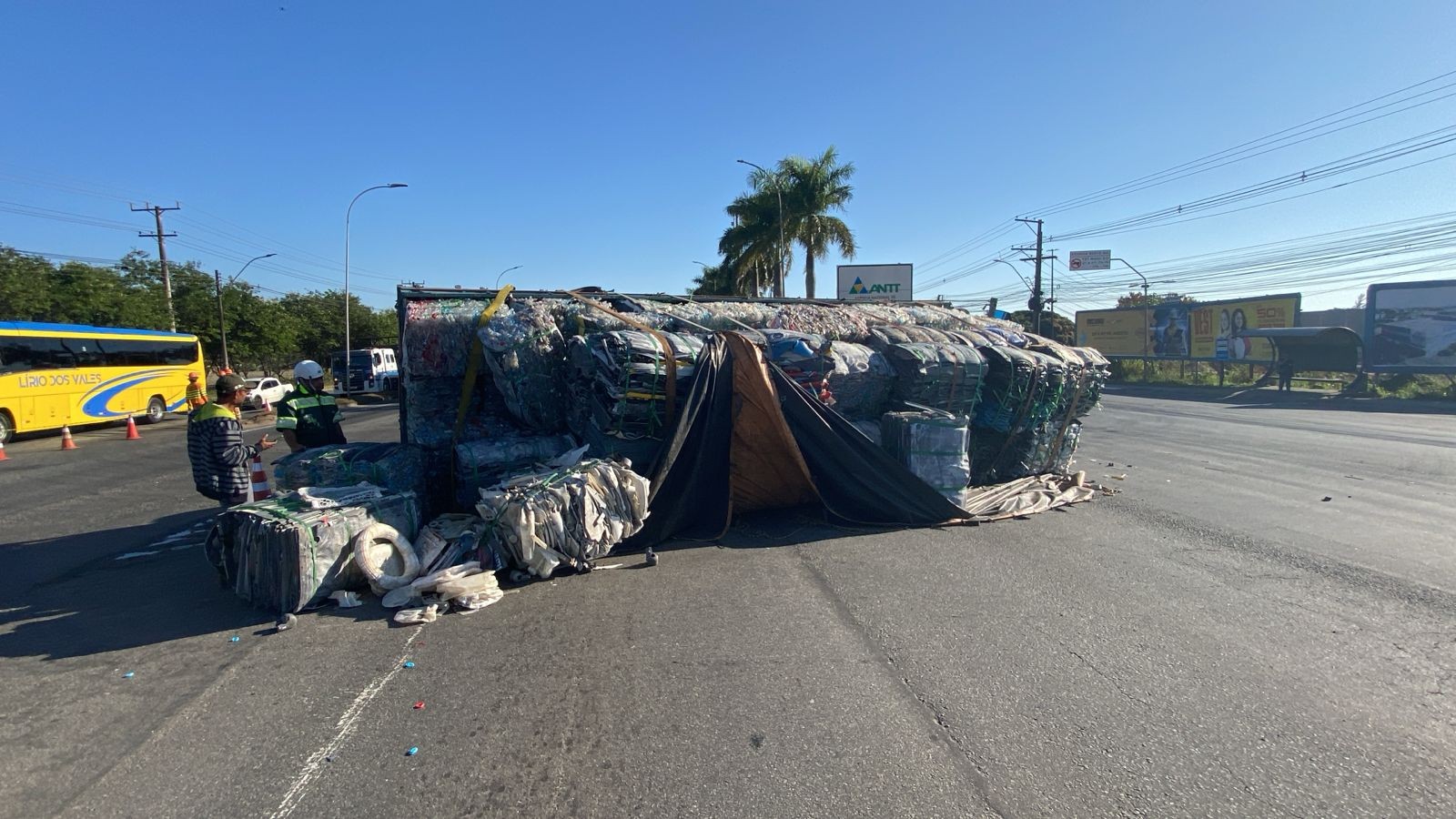 Caminhão tomba, carga fica espalhada na pista e interdita trecho da BR-101, na Serra