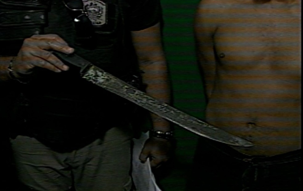 De posse de um facão, Carlos José dos Santos e Edileuza Oliveira invadiu a residência e desferiram golpes contra membros da família. — Foto: Reprodução/TV Cabo Branco