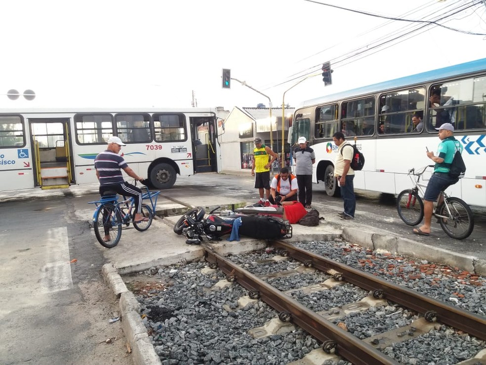 Carro bate em veículos e atropela duas pessoas na Ponta Verde, em Maceió, Alagoas