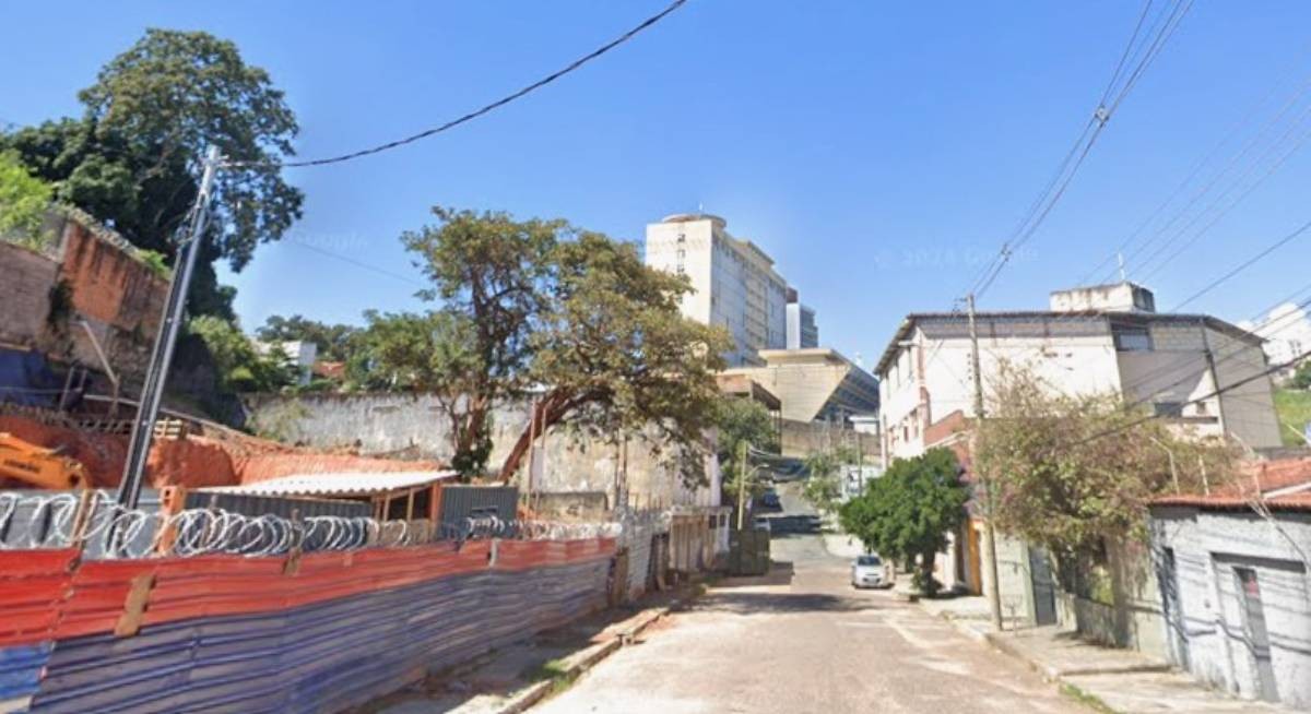 Homem morre atacado por cães após pular muro e entrar em lote com obra em BH