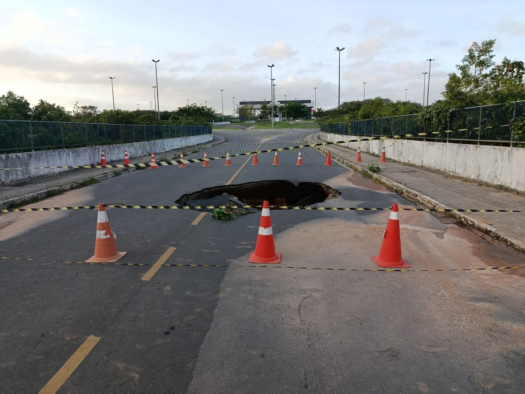 Adutora rompe e abre cratera em Lagarto