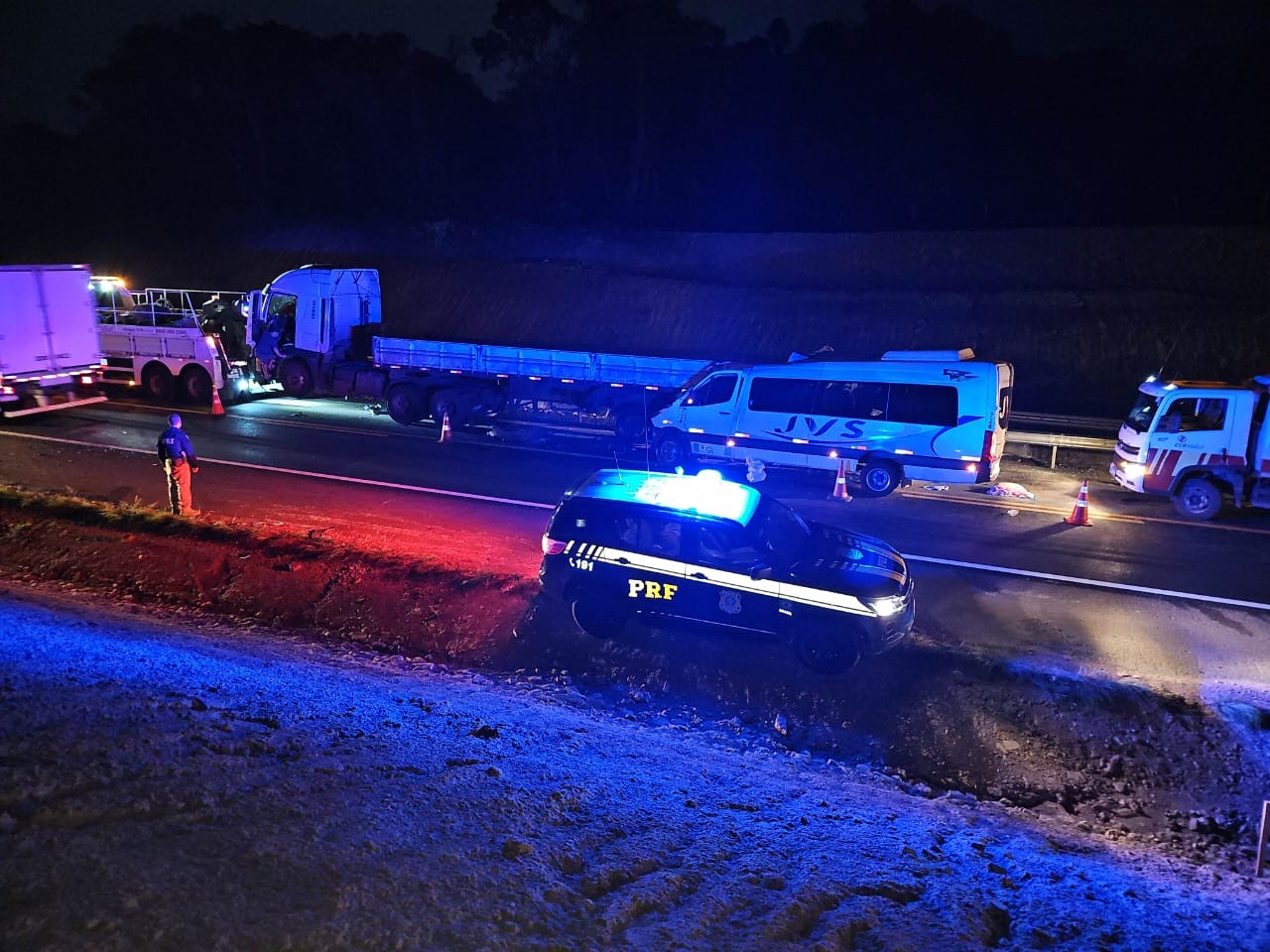 Acidente com van de estudantes que retornavam de excursão deixa um morto e 14 feridos no RS