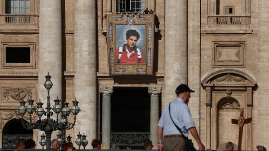 Vaticano pendura na Basílica de São Pedro imagem de Carlo Acutis, que se tornará 1º santo 'millennial' no domingo - Acutis tem dois milagres atribuídos a ele pela Igreja Católica, um deles ocorrido em Campo Grande, no MS. Morto em 2006 aos 15 anos, Acutis fazia evangelização pela internet. Ele será canonizado pelo papa Leão XIV.