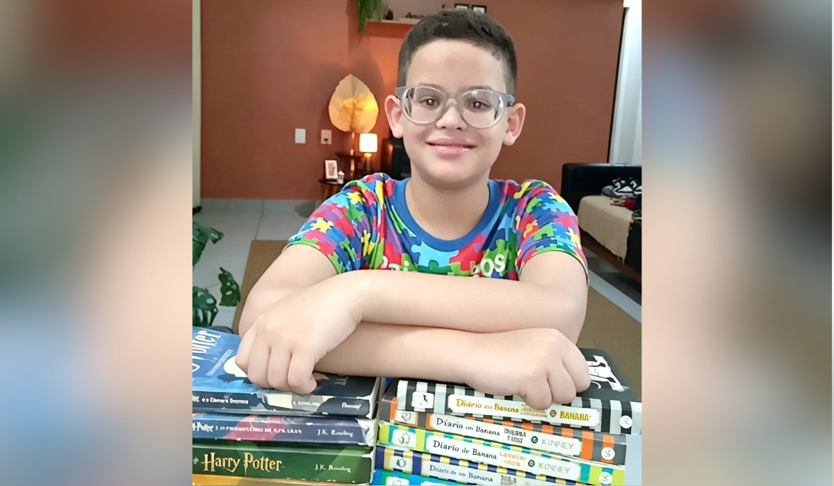Menino de 10 anos autista e superdotado transforma paixão pela leitura em e-book no interior de SP: 'Não importa laudo'