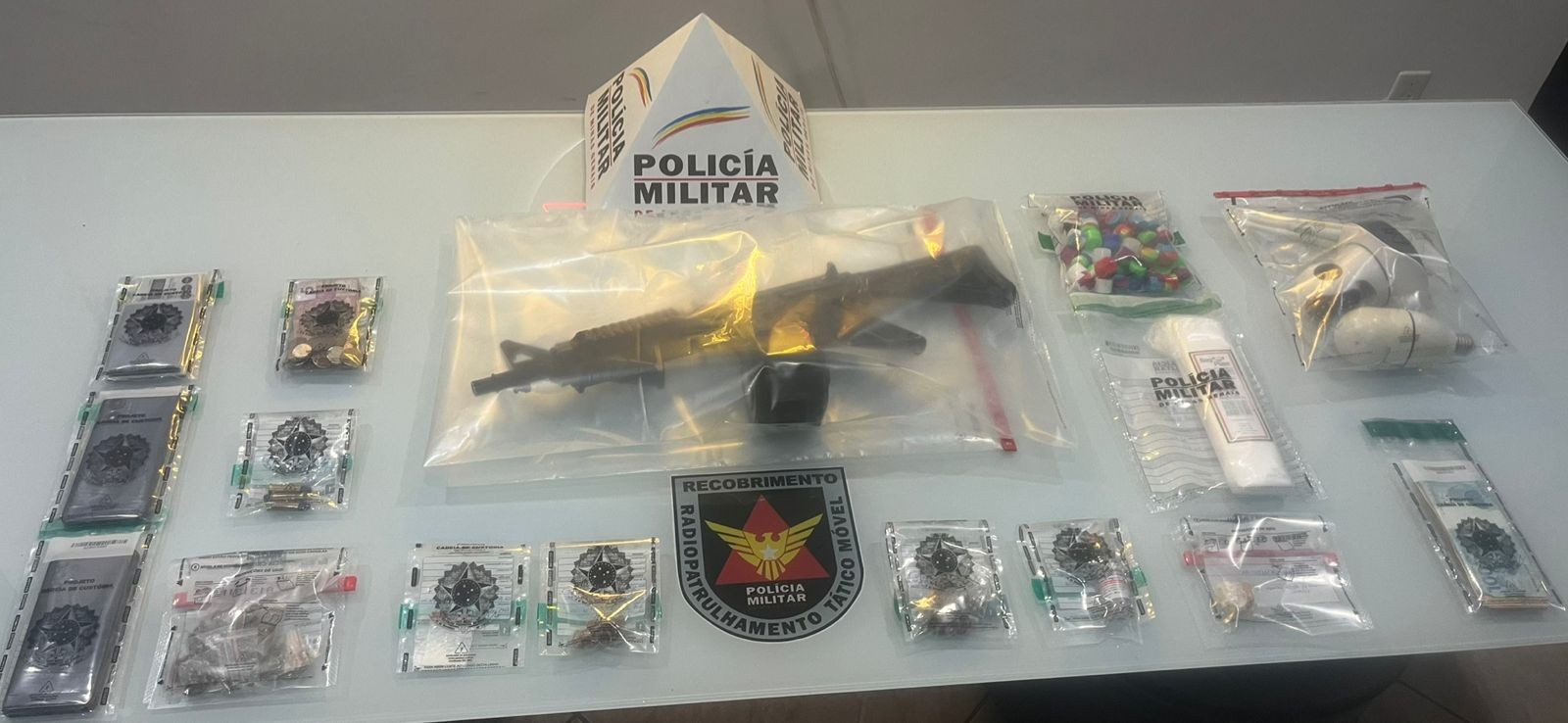 Réplica de fuzil e drogas são apreendidas em casa usada para o tráfico em MG