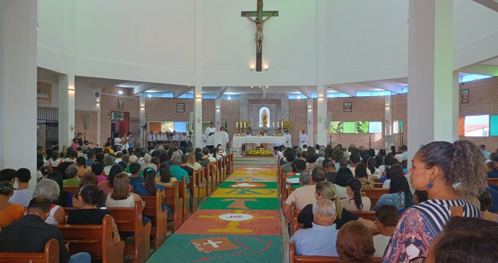 Católicos confeccionam tapetes de Corpus Christi em Sergipe
