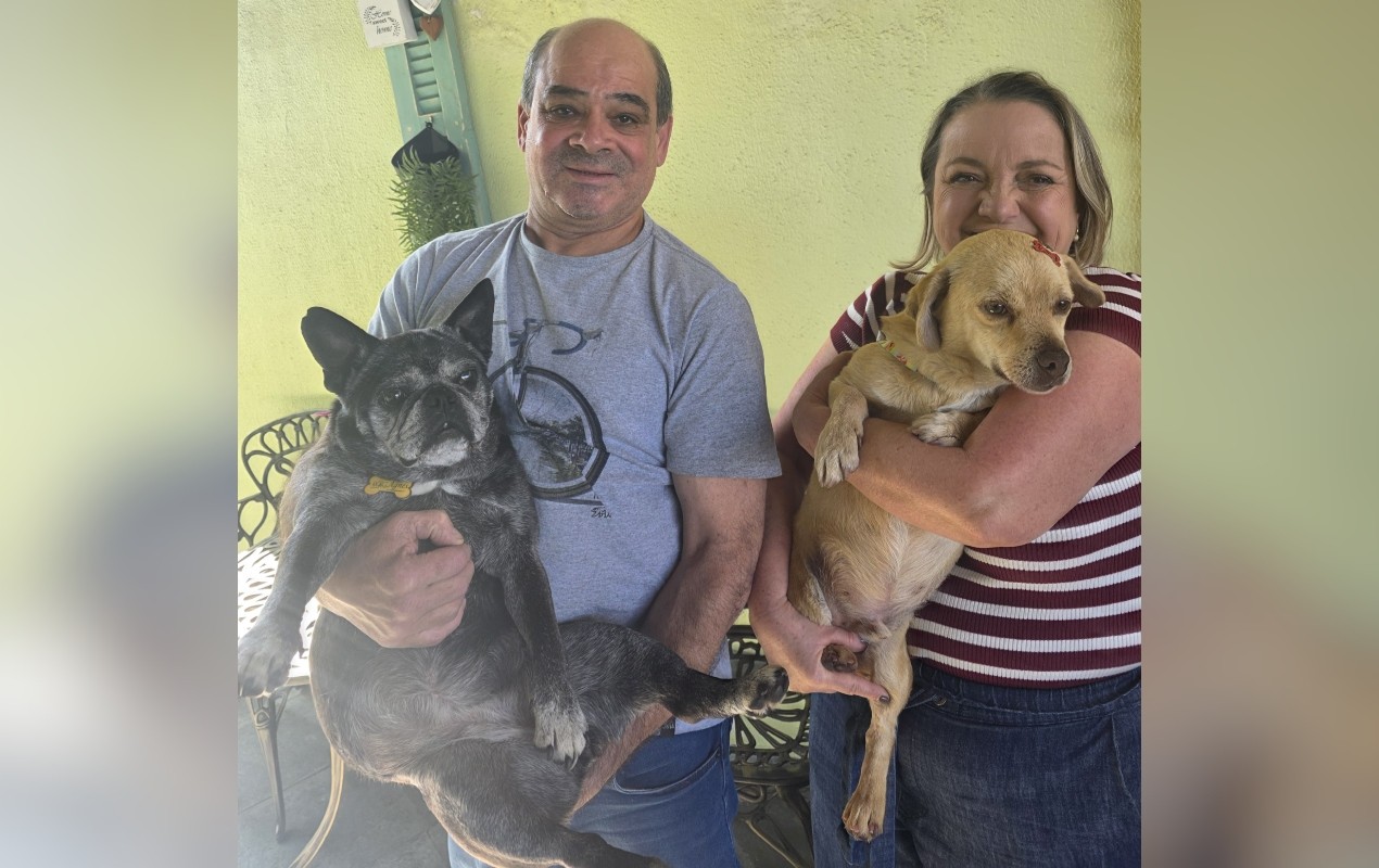 Cachorro que inspirou campanha de adoção ganha novo lar após anos em abrigo: 'Sabia que ele era meu', diz tutora