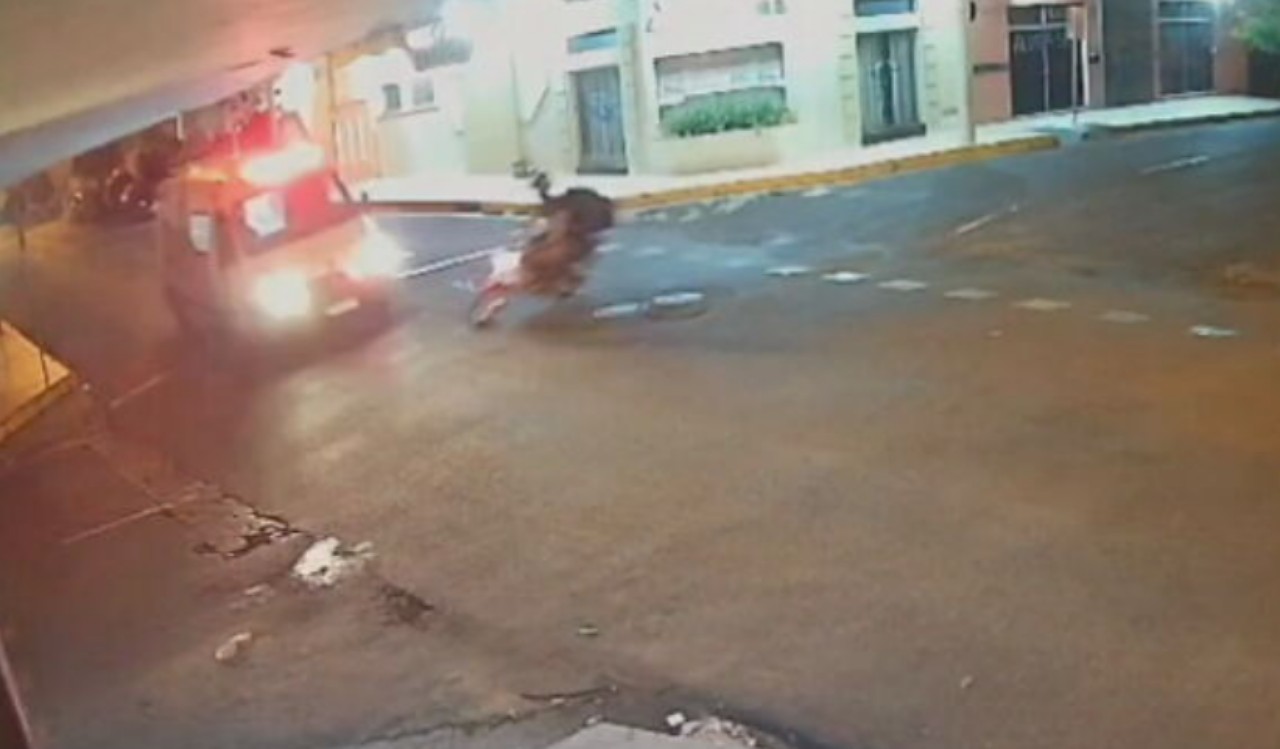 VÍDEO: motociclista fica gravemente ferido após ser atingido por ambulância em Birigui