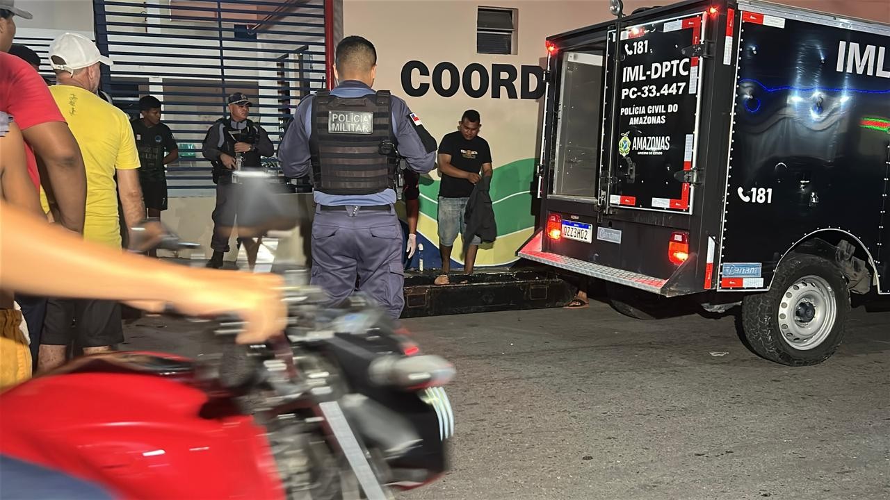 Motociclista morre após ser arremessado em colisão com carro em Manaus; VÍDEO