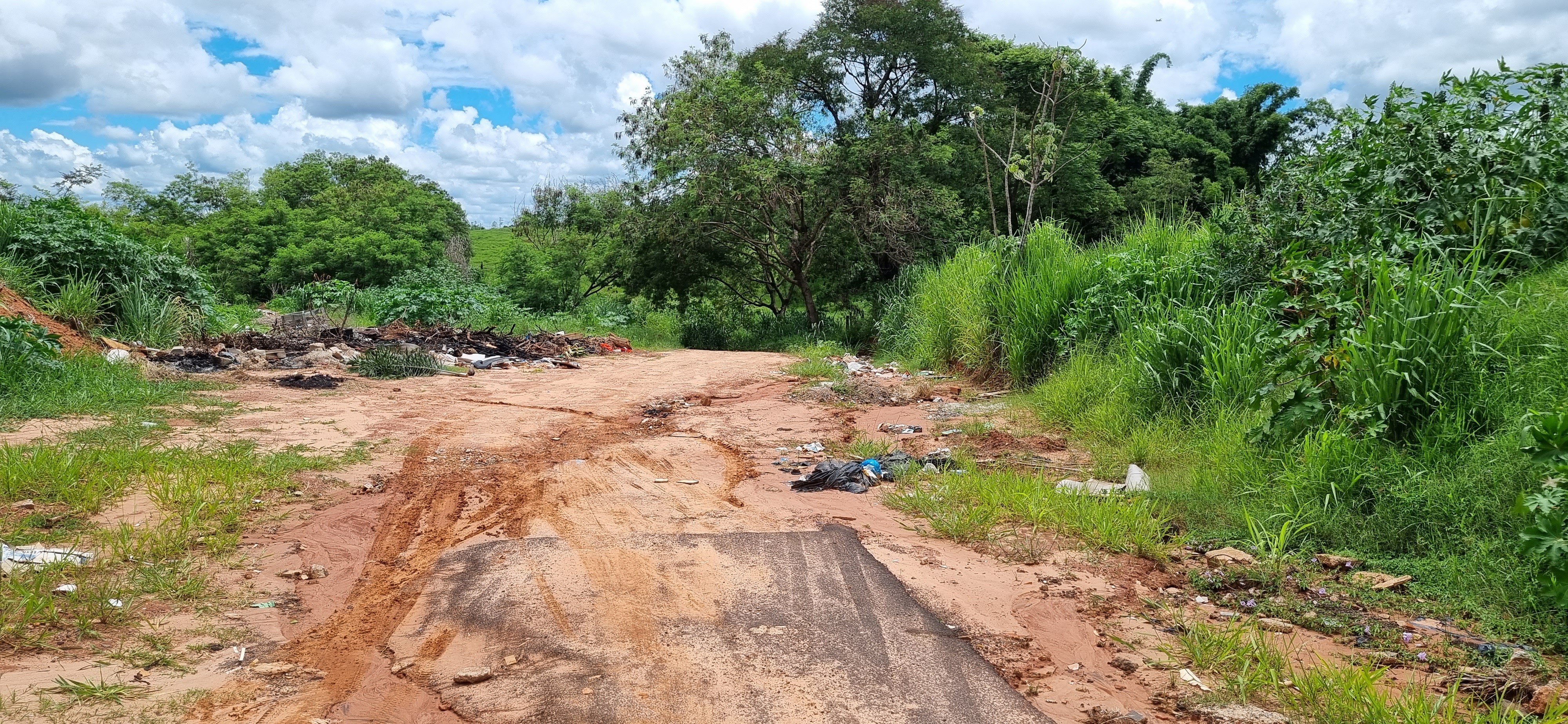 Vice-prefeito de Álvares Machado flagra morador prudentino descartando entulhos em estrada e dispara: ‘Volta e pega’; VÍDEO