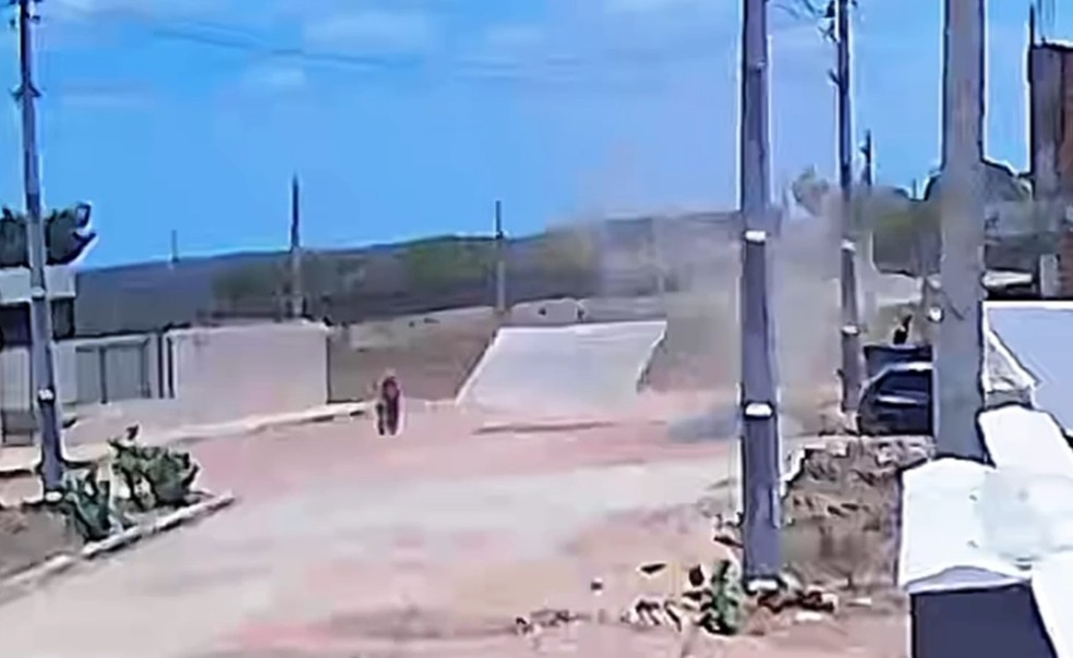 Placa foi arrastada pelo vento e atingiu motociclista em Assu — Foto: Reprodução