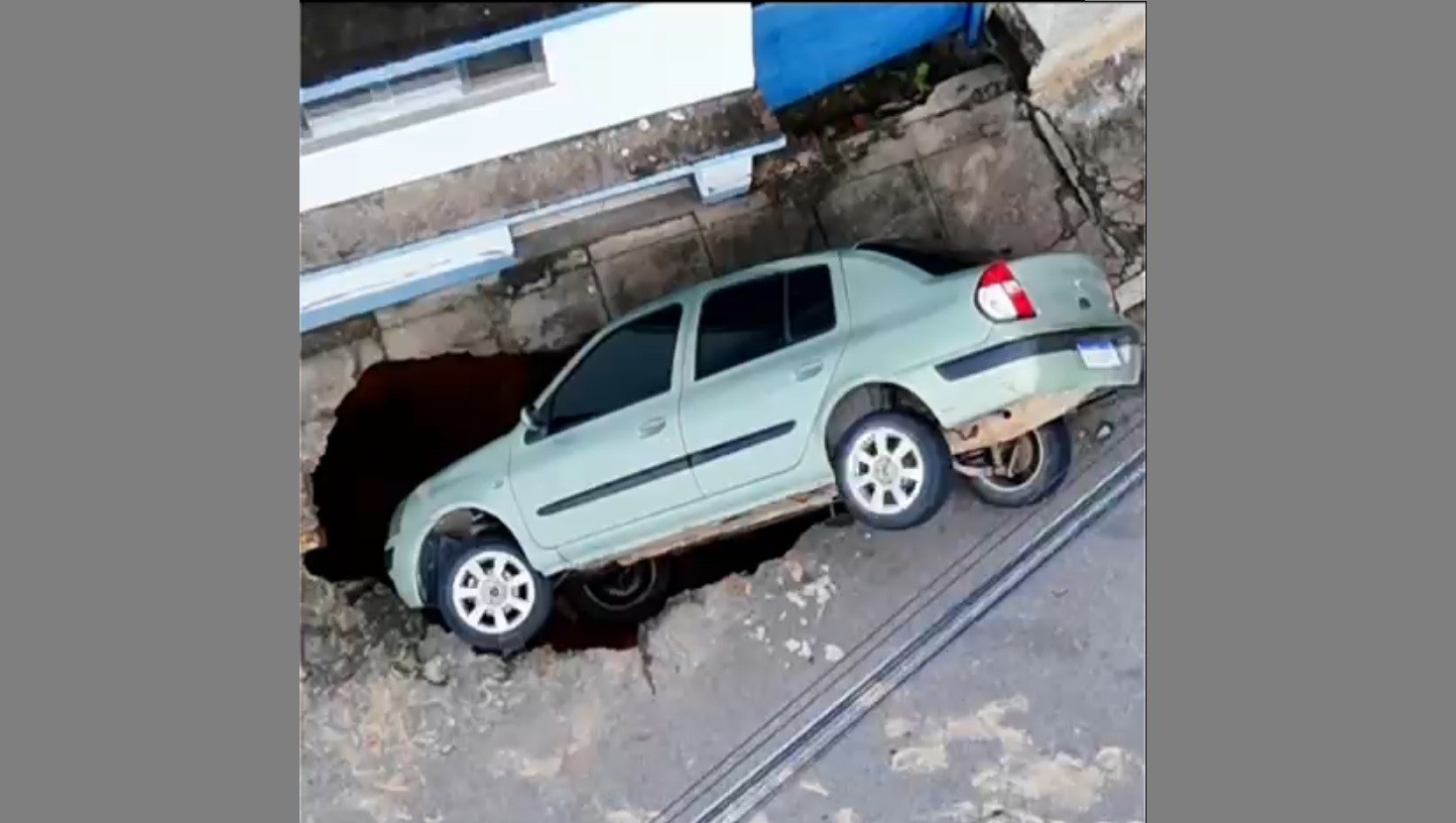 Carro com motorista dentro cai em cratera em decorrência da chuva em Natividade