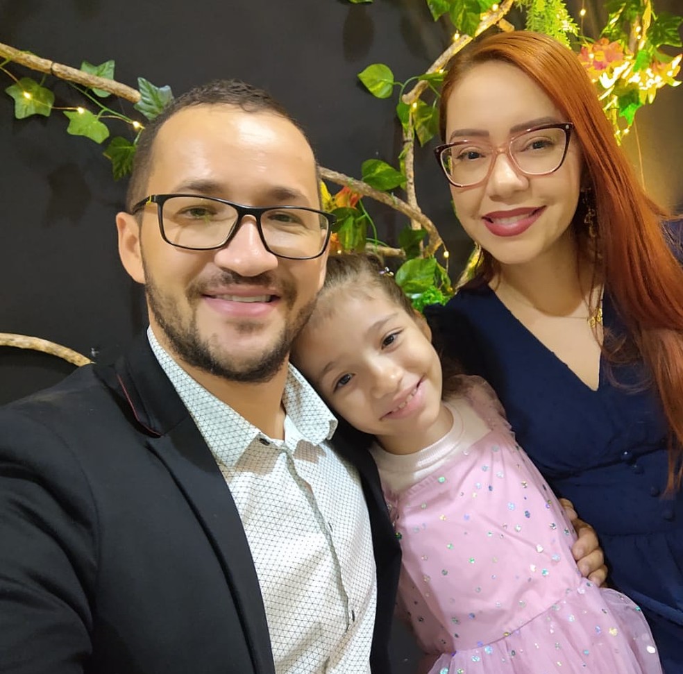 Laura teve o apoio dos pais para virar escritora e já ter tantos livros prontos — Foto: Arquivo pessoal