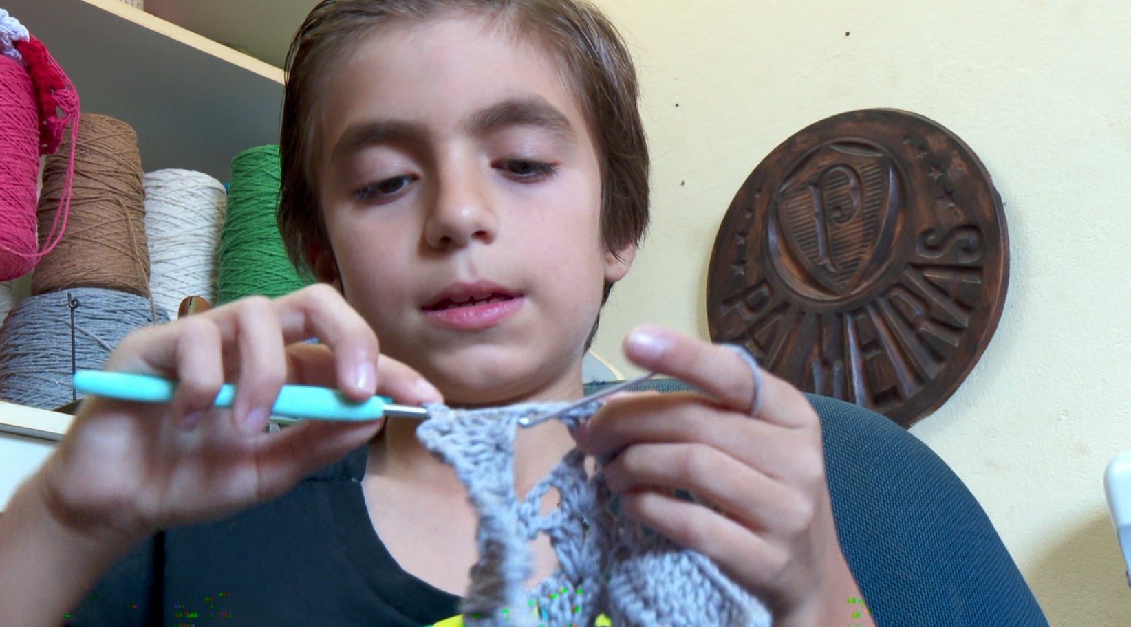 Crochê como terapia: menino de 10 anos encontra força e inspiração após 2 meses internado