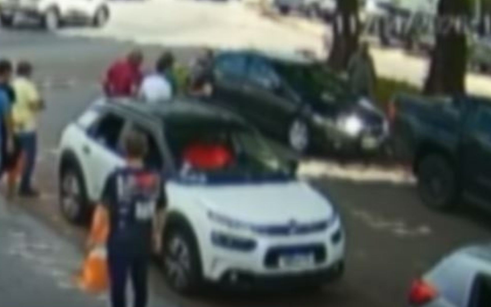 Policial dá soco em fiel durante discussão em frente a igreja em Goiânia; vídeo