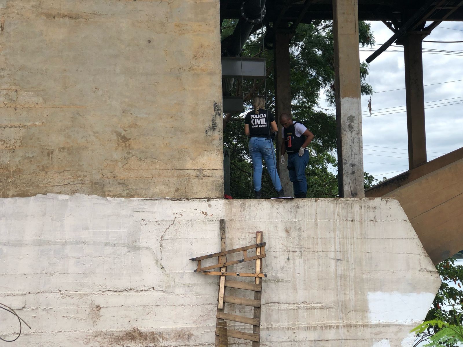 Morador de rua é encontrado morto a tiros embaixo de ponte em Governador Valadares