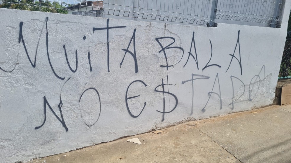 Muro de prédio da Justiça Federal em Salvador é pichado com ameaça — Foto: Rildo de Jesus/TV Bahia