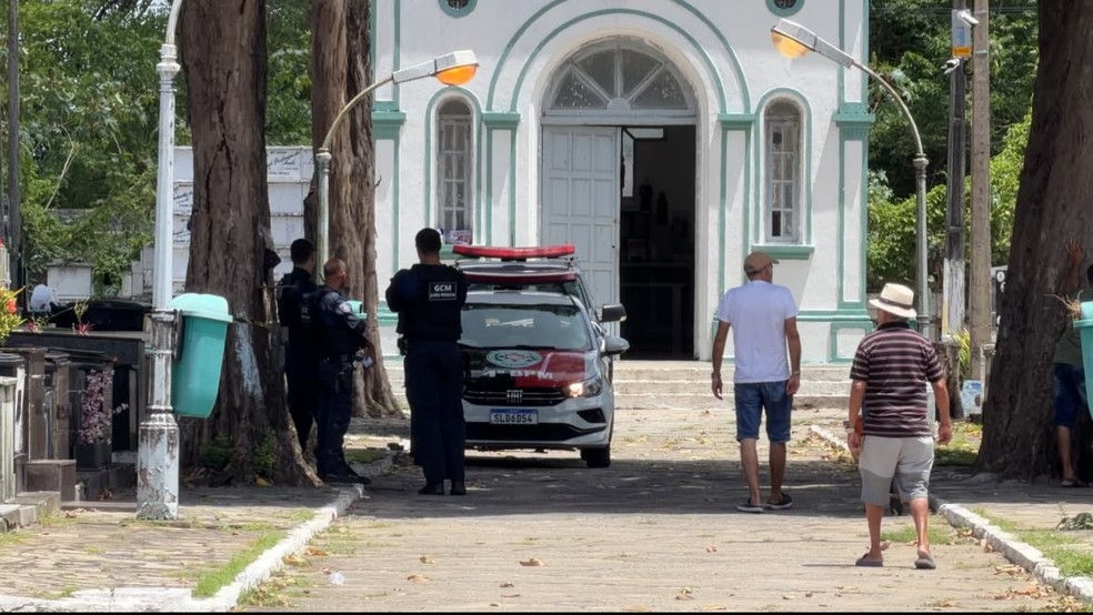 Polícia Militar é acionada ao Cemitério São José após túmulo ser violado em João Pessoa — Foto: Flávio Fernandes/TV Cabo Branco