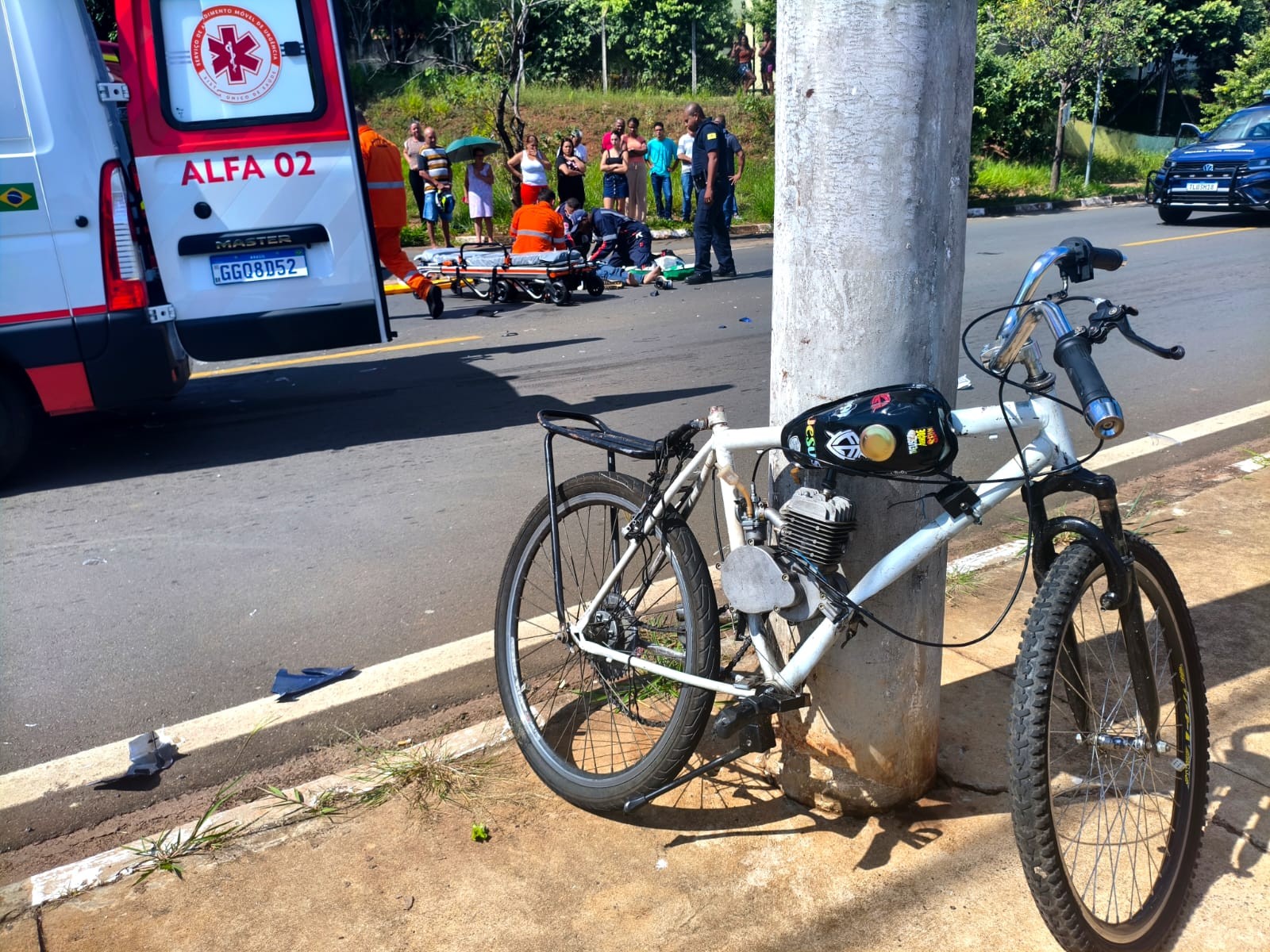 Idoso e jovem de 14 anos ficam gravemente feridos após batida entre moto e bicicleta motorizada em Mogi Mirim