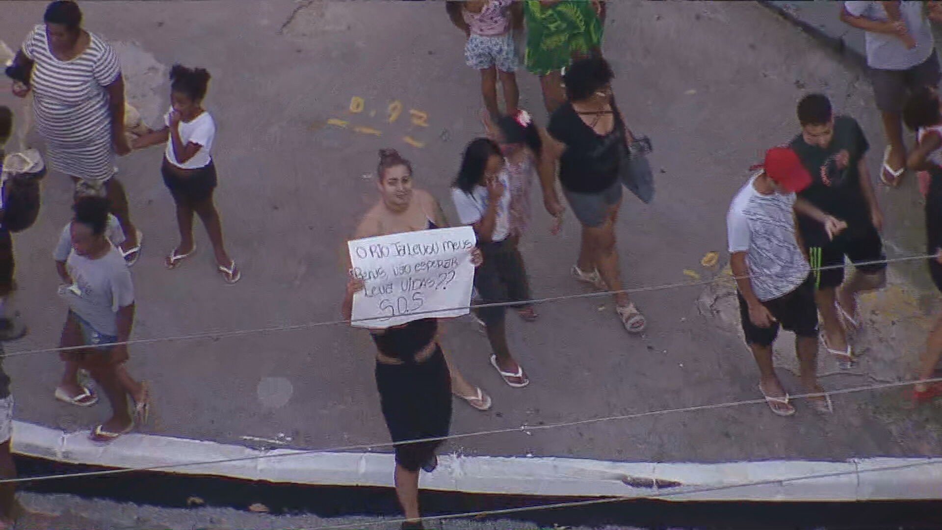 Moradores da Zona Norte de SP que sofreram com alagamentos fazem protesto e interditam trecho da Estrada de Taipas