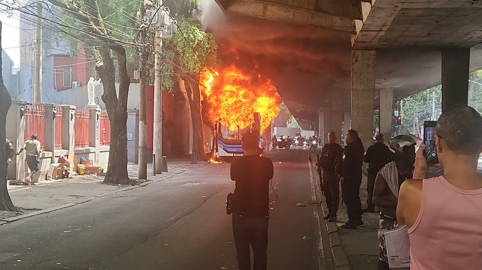 Criminosos atearam fogo em ônibus Avenida Paulo de Frontin, no Rio Comprido — Foto: Andre Coelho / GloboNews