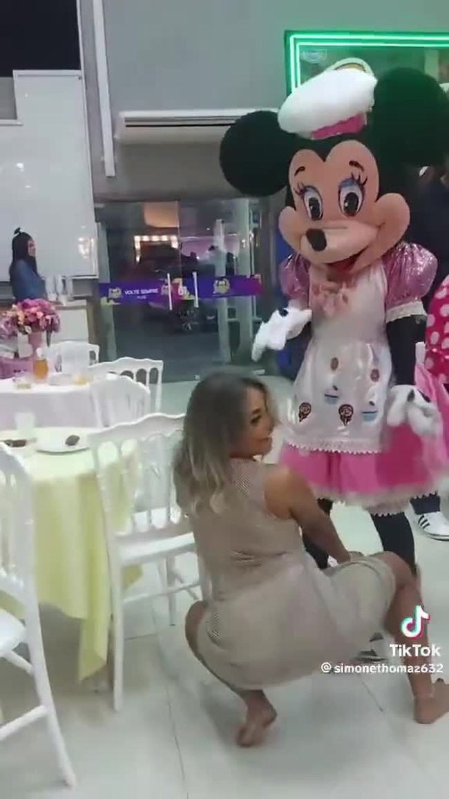 Mulher dana funk no aniversrio da filha e vdeo viraliza