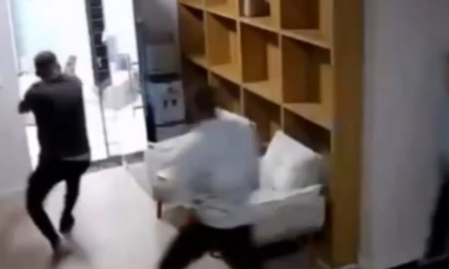 VÍDEO: Tentativa de assalto em escritório de advocacia termina com criminoso baleado por vítima