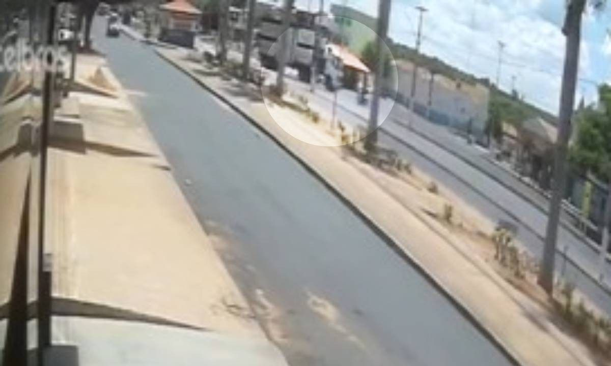 VÍDEO: motociclista morre após batida com caminhão no oeste da Bahia 