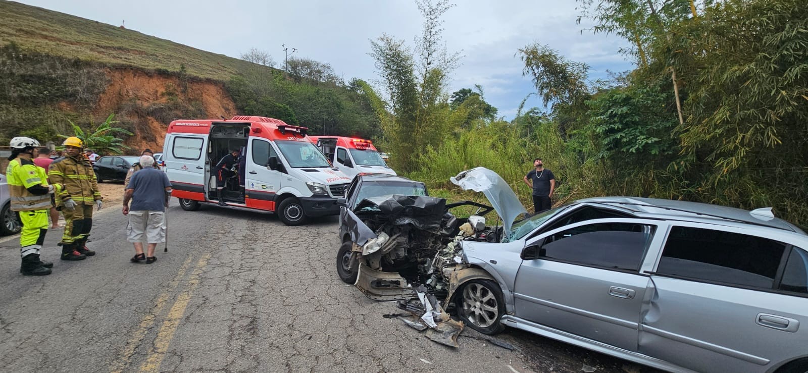Acidente deixa 5 pessoas feridas na MG-353, em Coronel Pacheco 