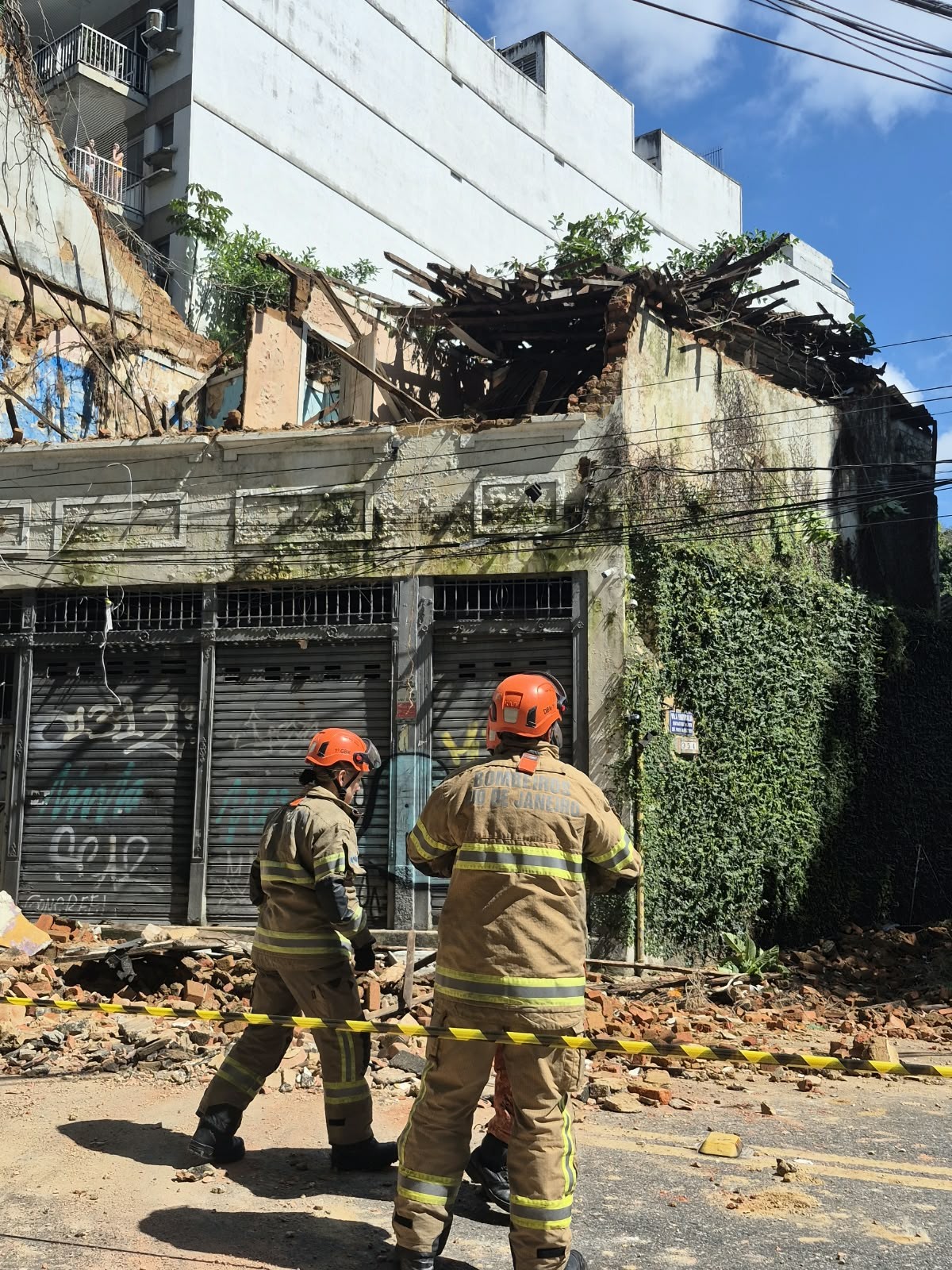 Desabamento de casarão no Cosme Velho fere duas pessoas