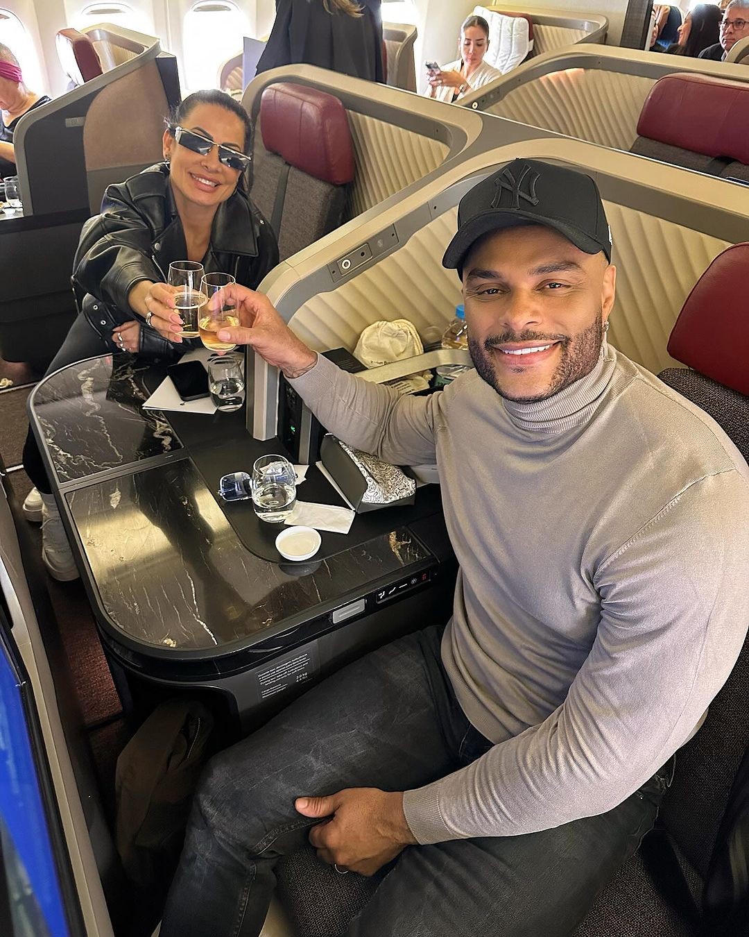 Scheila Carvalho e Tony Salles ganham bilhete em avião durante viagem para os Estados Unidos: 'modo descanso ativado'