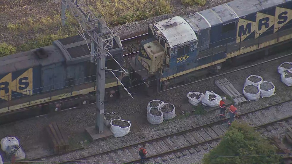 O trem da MRS Log&iacute;stica que descarrilou pr&oacute;ximo da esta&ccedil;&atilde;o Br&aacute;s, na Linha 12-Safira, nesta quarta-feira (18). &mdash; Foto: Reprodu&ccedil;&atilde;o/TV Globo