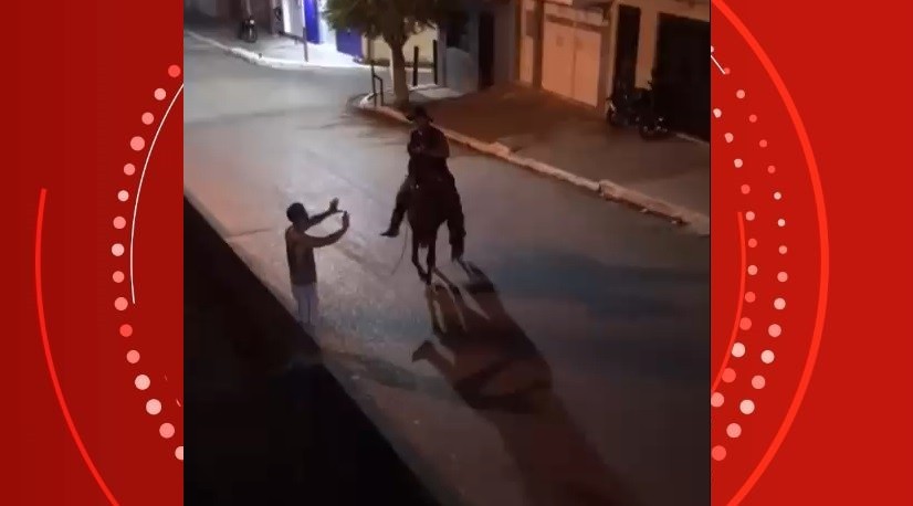 Jovem é chicoteado por homem montado a cavalo no meio da rua em Porto Calvo; veja VÍDEO