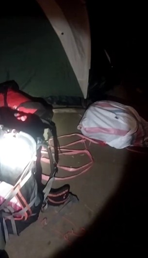 Alpinista que foi dar apoio no resgate da Juliana Marins mostra acampamento e equipamentos em trilha na Indonésia; vídeo