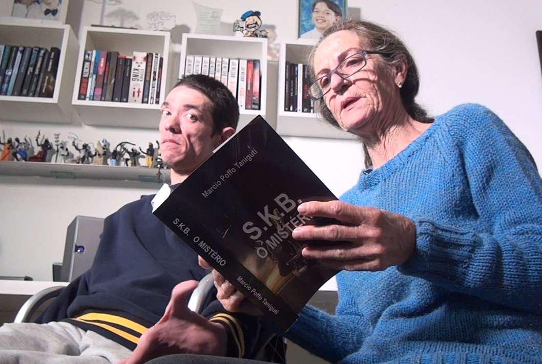 Com ferramenta adaptada para digitação, paranaense com paralisia cerebral lança primeiro romance