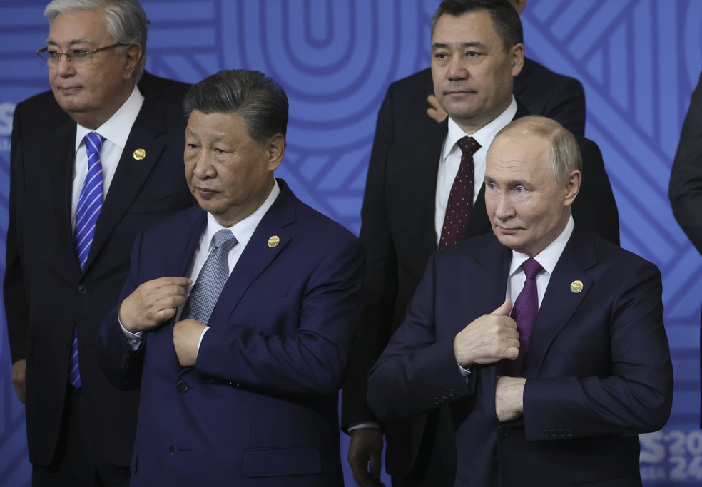 Xi Jinping e Vladimir Putin durante encontro do Brics, em outubro de 2024. — Foto: Maxim Shipenkov/AP