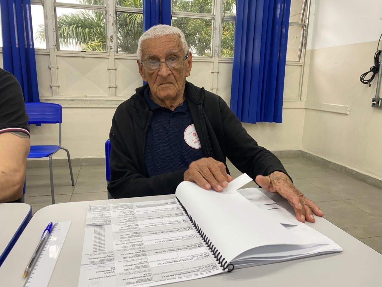 Idoso de 96 anos é mesário desde 1989 no litoral de SP: 'Participar até quando puder'