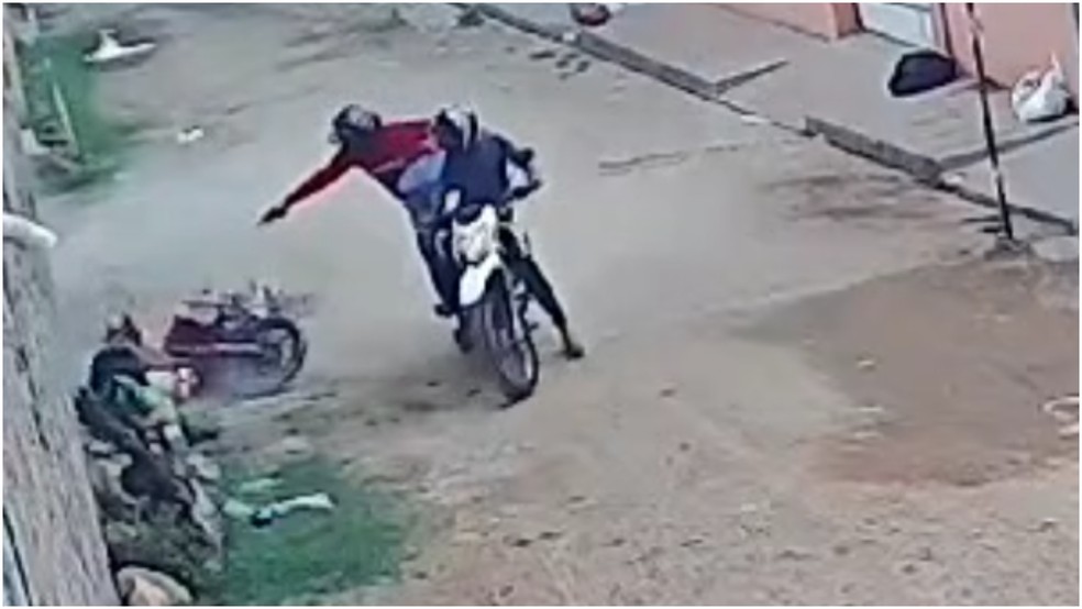 Assaltantes atiram em motociclista antes de roubar mochila da vítima; imagem é forte — Foto: Reprodução