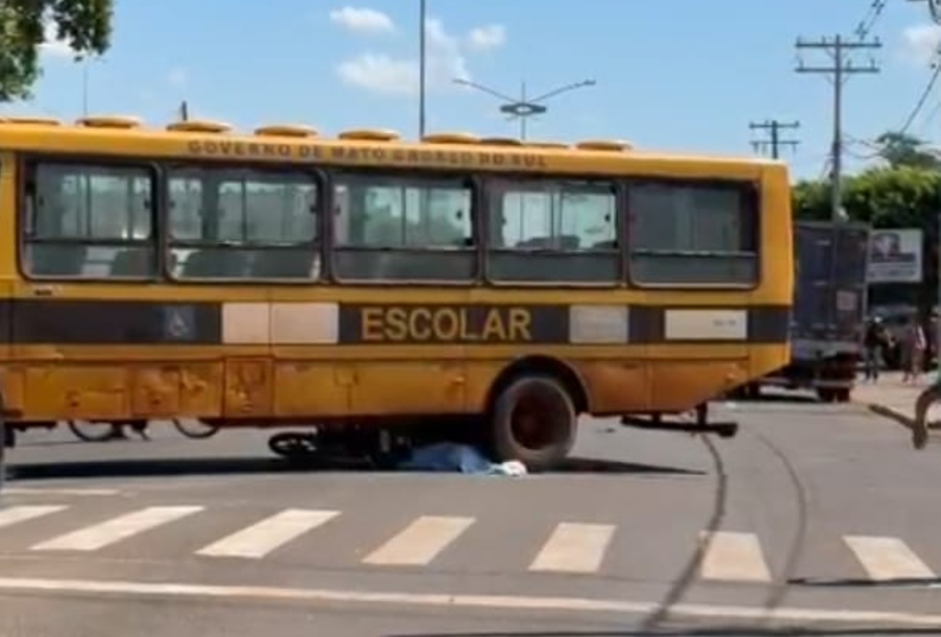Motociclista bate na traseira de ônibus escolar e morre em cruzamento de MS