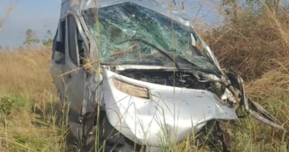 Colisão frontal entre van e carro de passeio deixa três mortos e dois feridos graves na BR-222, no MA