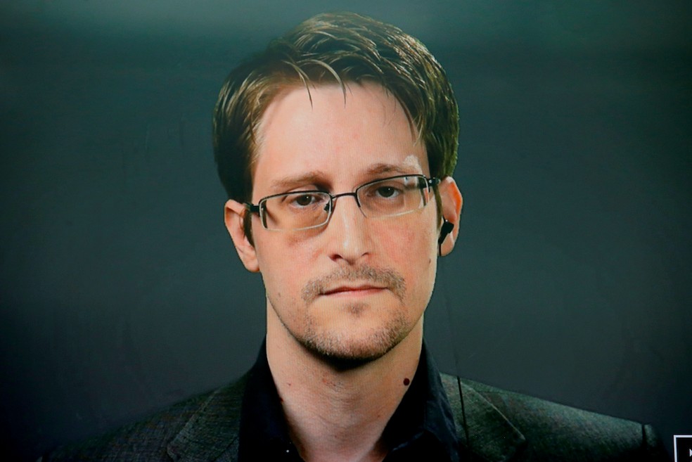 Foto de 2016 mostra o ex-analista da NSA Edward Snowden participando por vídeo de uma entrevista coletiva em Nova York — Foto: Brendan McDermid/Reuters/Arquivo
