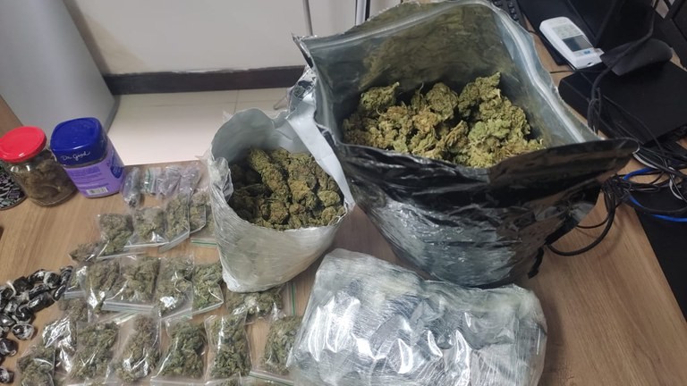 Operação integrada prende suspeito e apreende drogas e R$ 1 mil em espécie em Maceió