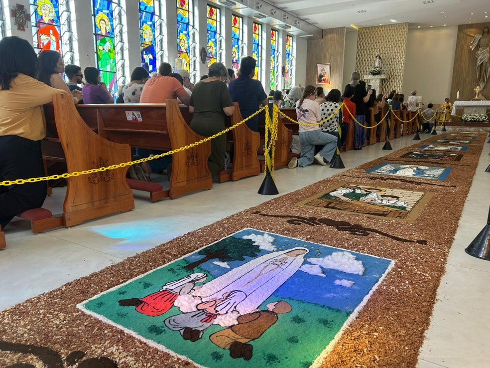 Tapete em celebração de Corpus Christi no Sagrado Coração de Jesus, em Natal — Foto: Stephany Souza/Inter TV Cabugi