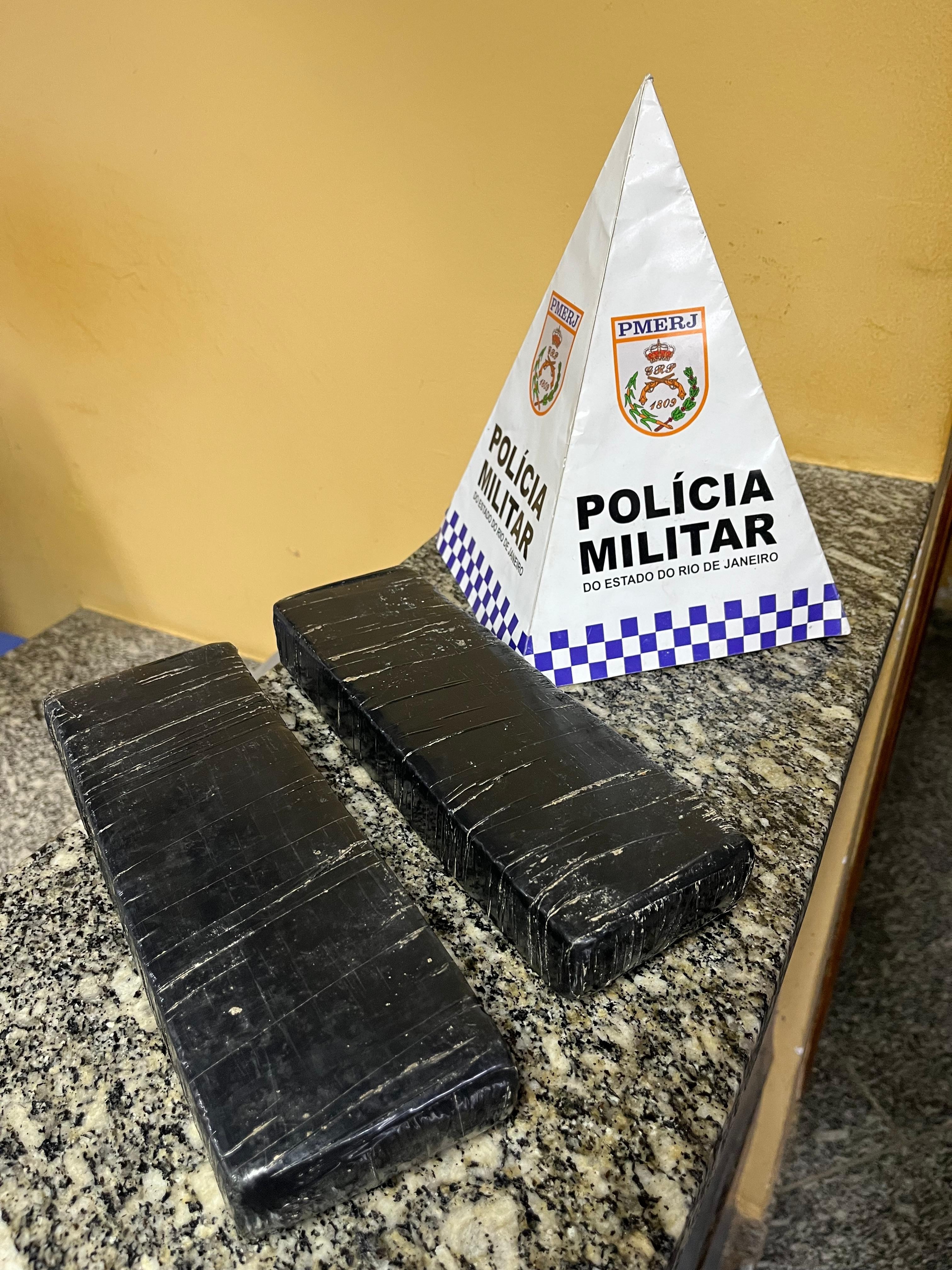 Polícia apreende cerca de 2 kg de maconha escondidos em carro em Porciúncula