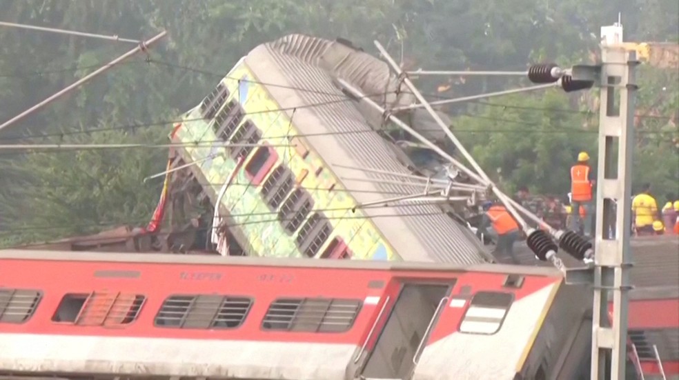Composições tombaram e ficaram amontoadas após batida entre trens na Índia — Foto: ANI/Reuters
