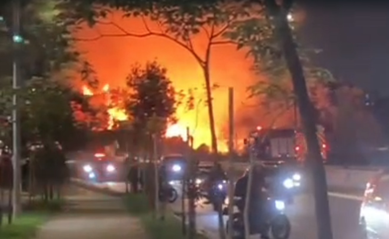 Incêndio atinge comunidade no Campo Belo, Zona Sul de SP